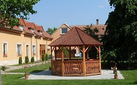 István Apartman